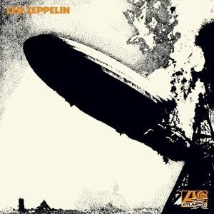 Albumcover für Led Zeppelin mit einem Zeppelin über einem Gebäude, monochrom.