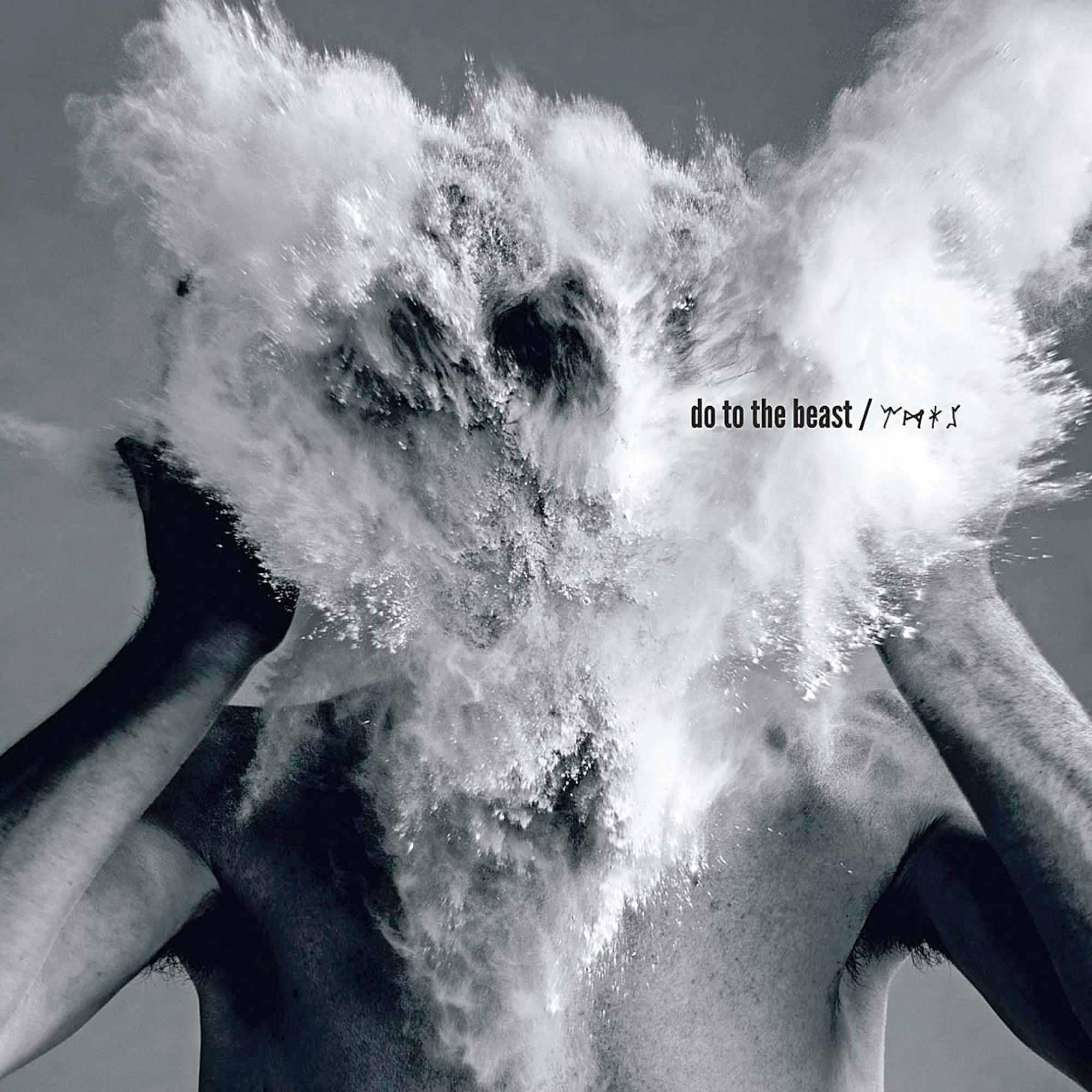 Albumcover eines Mannes, dessen Gesicht mit weißem Puder bedeckt ist, Arme erhoben. Text rechts.