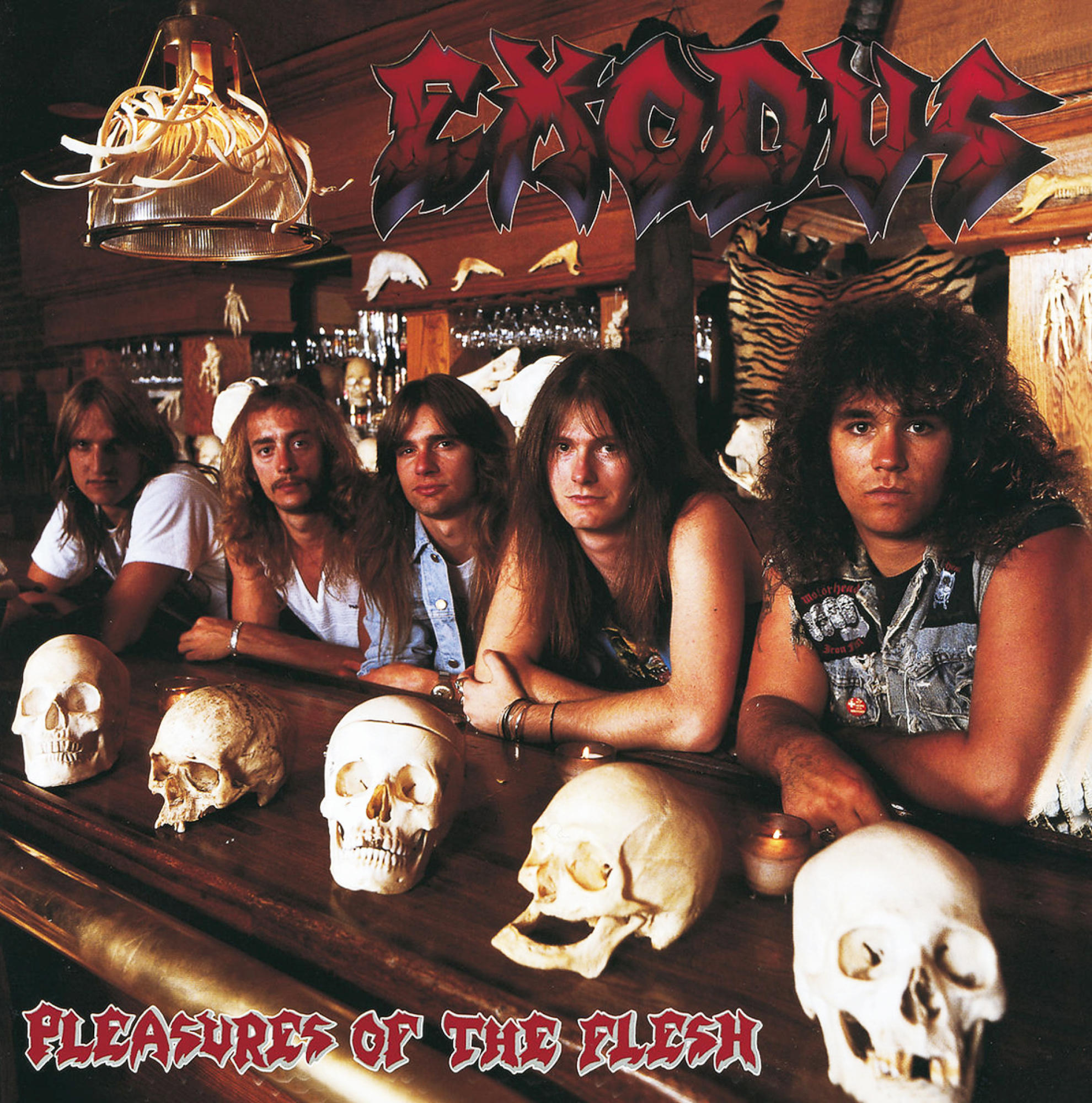 Albumcover einer Band mit fünf Männern, Totenköpfen und dem Text 'Pleasures of the Flesh' an einer Bar.