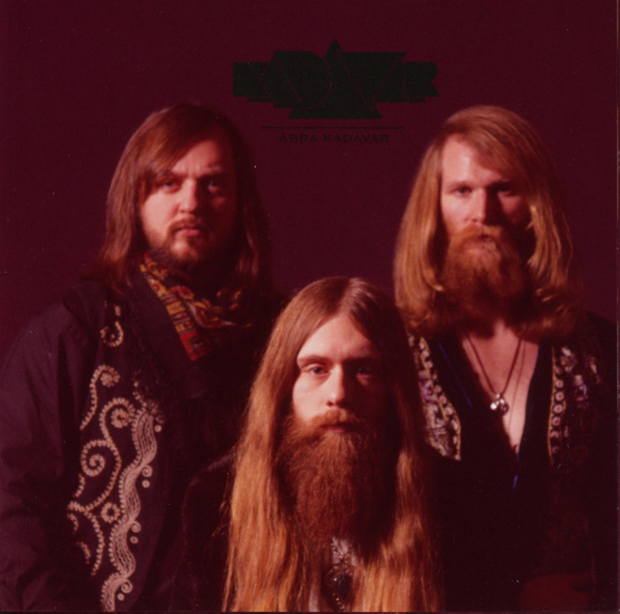 Albumcover für 'Abra Kadavar' mit drei Männern mit langen Haaren und Bärten.