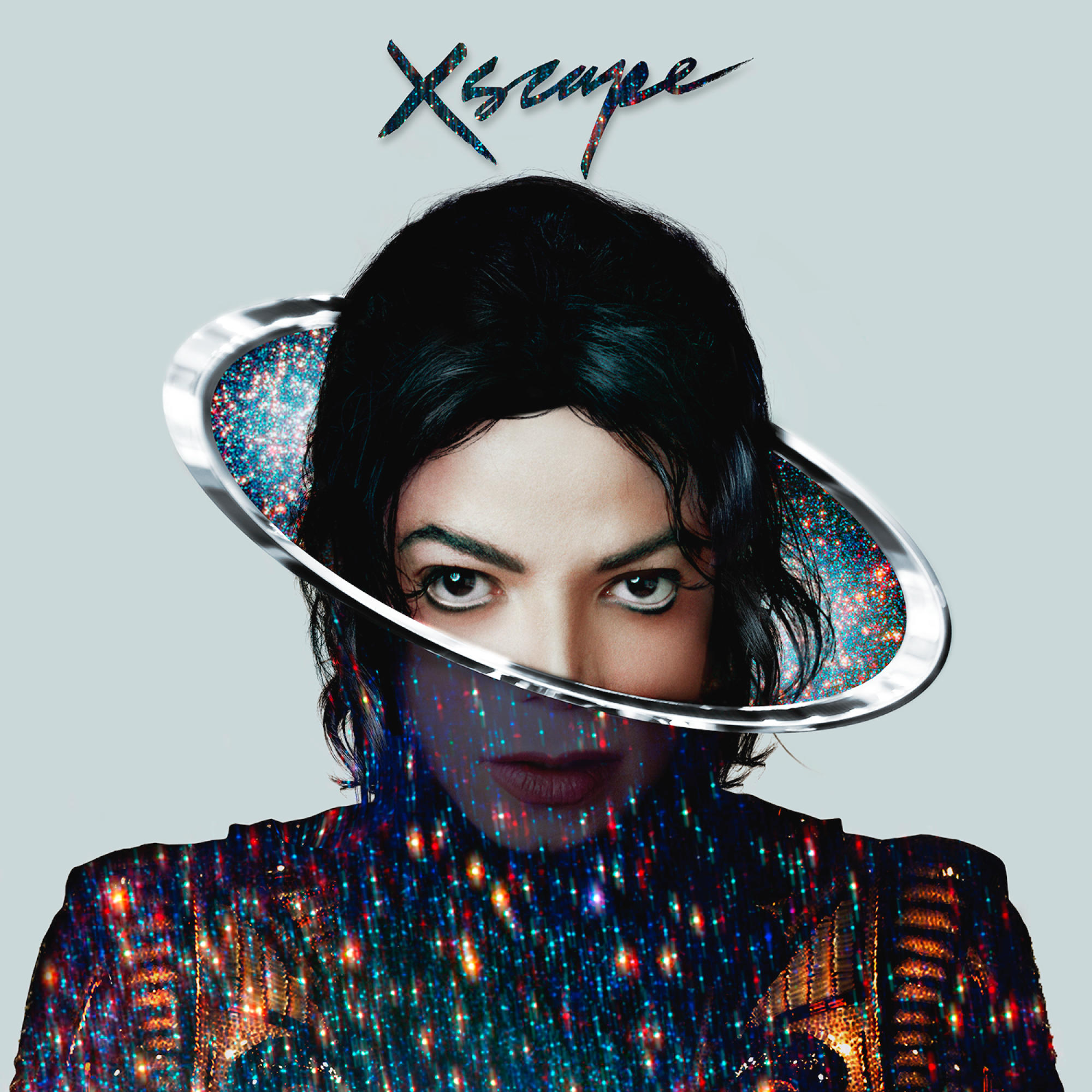Michael Jackson, arc fókuszban, fémgyűrű, Xscape cím, csillagos kabát.