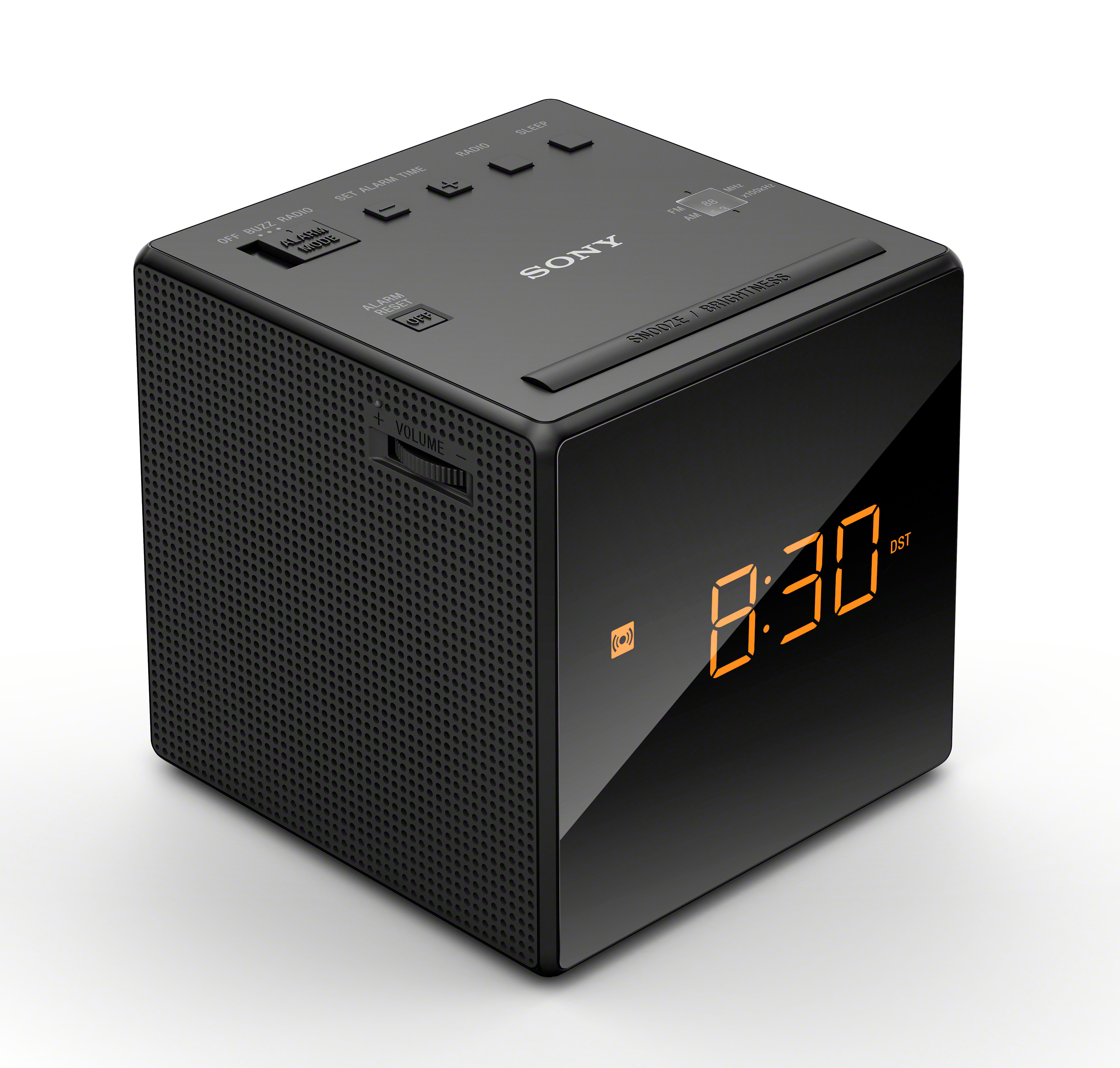 Schwarzes digitales Sony-Radiowecker. Es zeigt die Uhrzeit in Orange an, mit Steuertasten oben.
