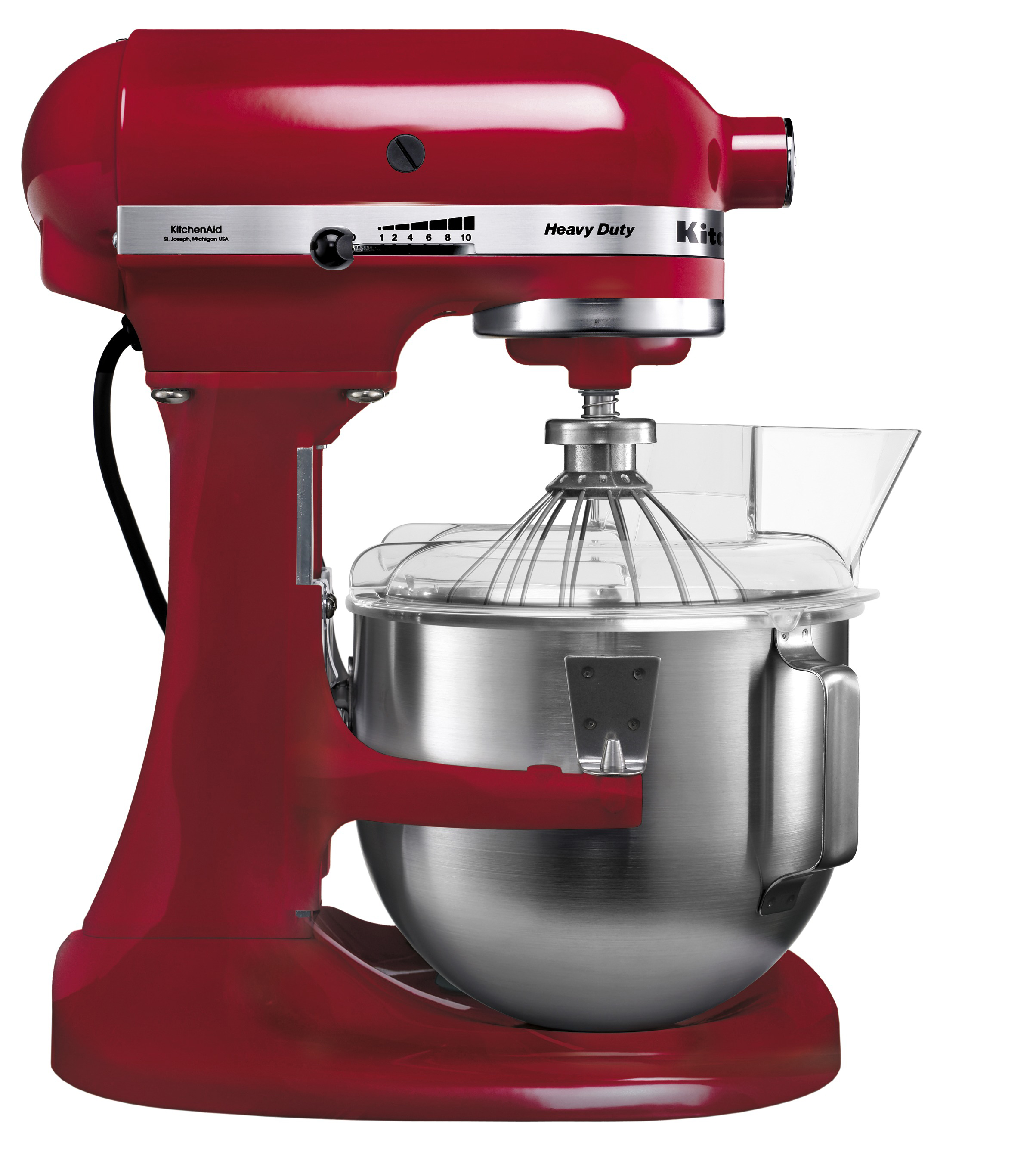 Roter KitchenAid-Mixer mit einer Edelstahlschüssel. Ein durchsichtiger Kunststoffschutz ist angebracht. Weißer Hintergrund.