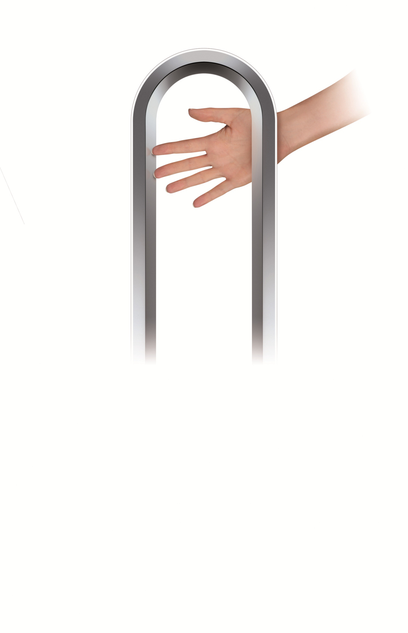 Eine Hand, die durch einen Chrombogen greift. Weißer Hintergrund.