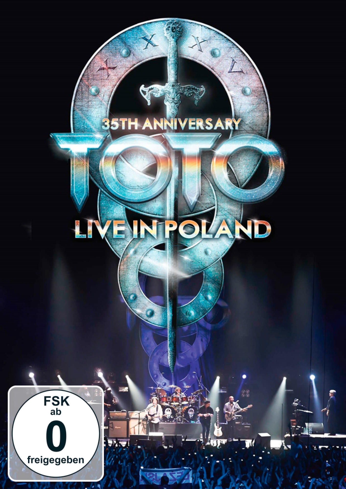 DVD-Cover mit einem Logo. Die Band tritt auf der Bühne auf. Titel: Toto Live in Poland.