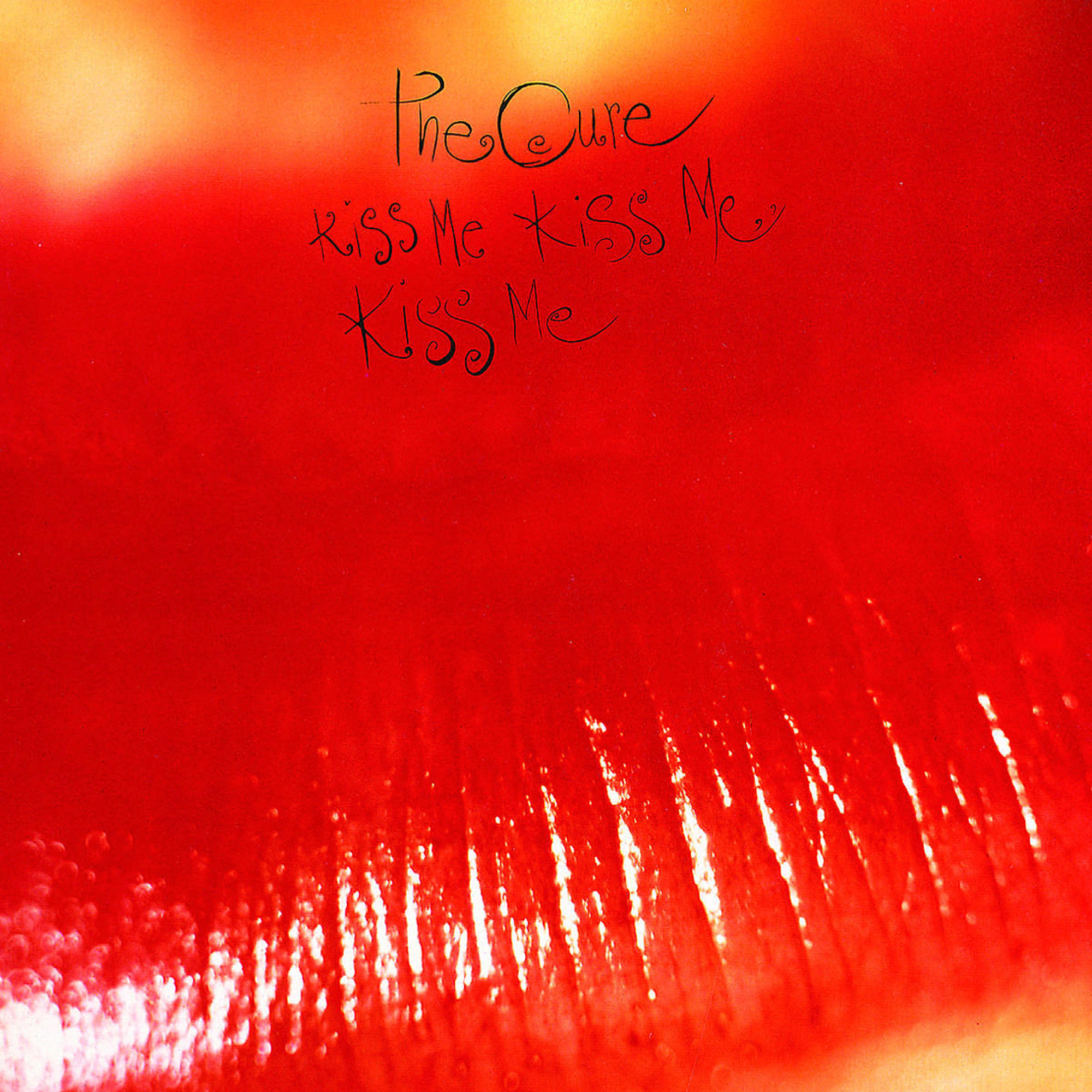 Albumcover, roter Hintergrund, Text, Titel des Albums.