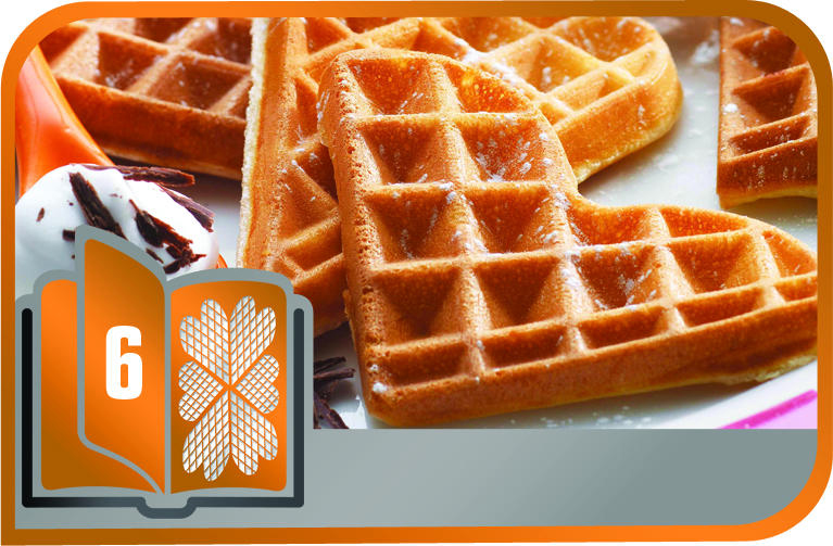 Herzförmige Waffeln auf einem Teller, mit einer Grafik mit der Nummer 6 auf der linken Seite. Der Hintergrund ist unscharf.