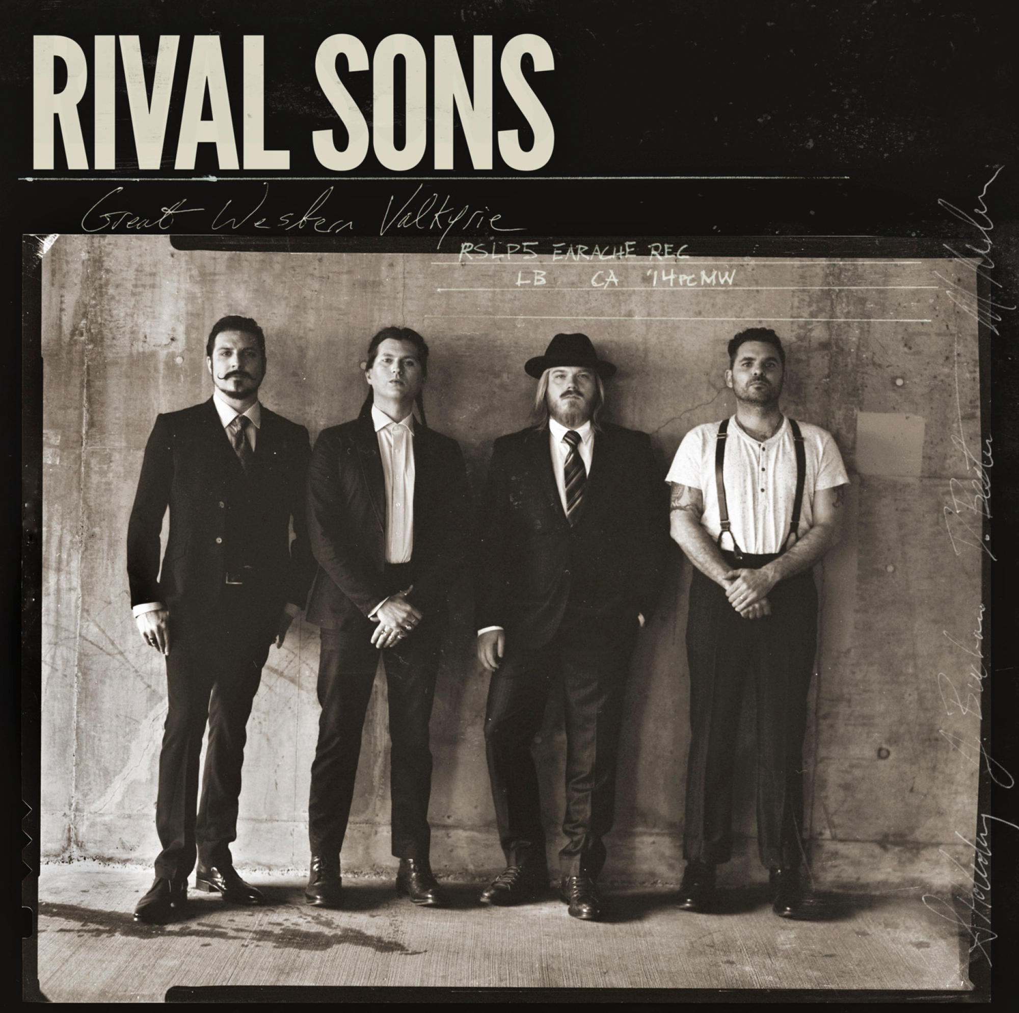 Albumcover mit vier Männern in Anzügen. Der Bandname ist 'Rival Sons' und das Album heißt 'Great Western Valkyrie'.