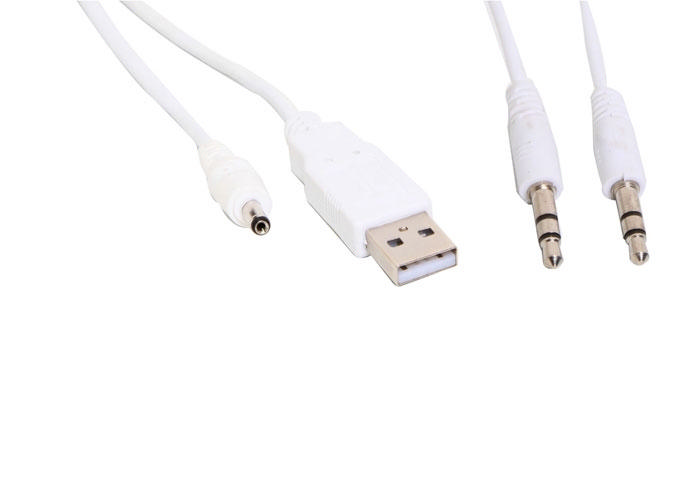 Beyaz USB kablosu, beyaz zemin üzerinde izole edilmiş çeşitli konektörlerle.