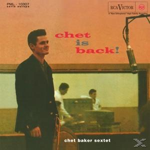 Mann im schwarzen Anzug lächelt, steht vor einem Studiofenster. Text: Chet is back! Chet Baker Sextet. Vintage RCA Victor Logo.