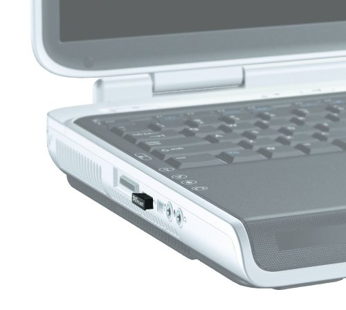 Seitenansicht eines Laptops. Zeigt einen USB-Anschluss und Audioanschlüsse, das Wort Trust ist sichtbar.