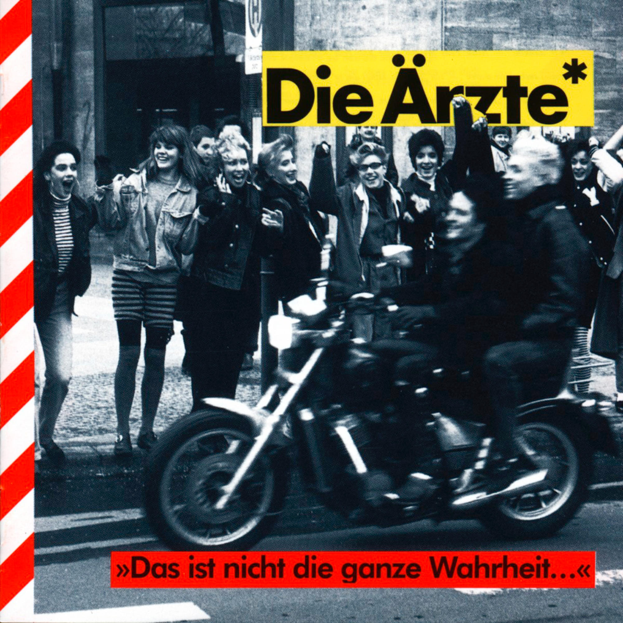 Albumcover von Die Ärzte mit einer Band auf einem Motorrad und jubelnden Fans. Rot-weiß gestreifter Rand.