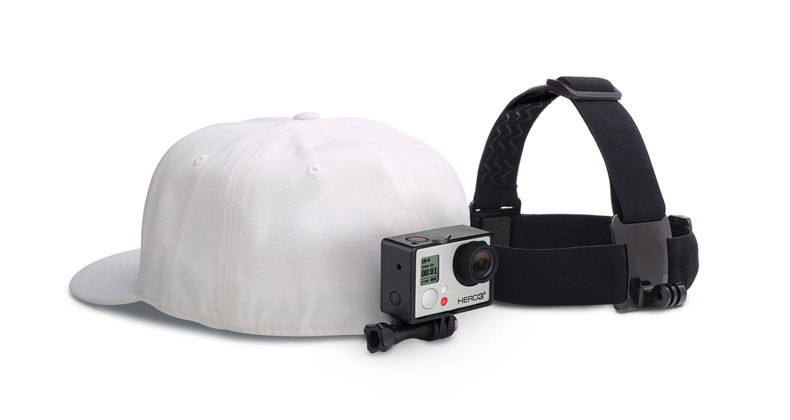 Een GoPro-camera, een witte hoed en een hoofdband, allemaal op wit.