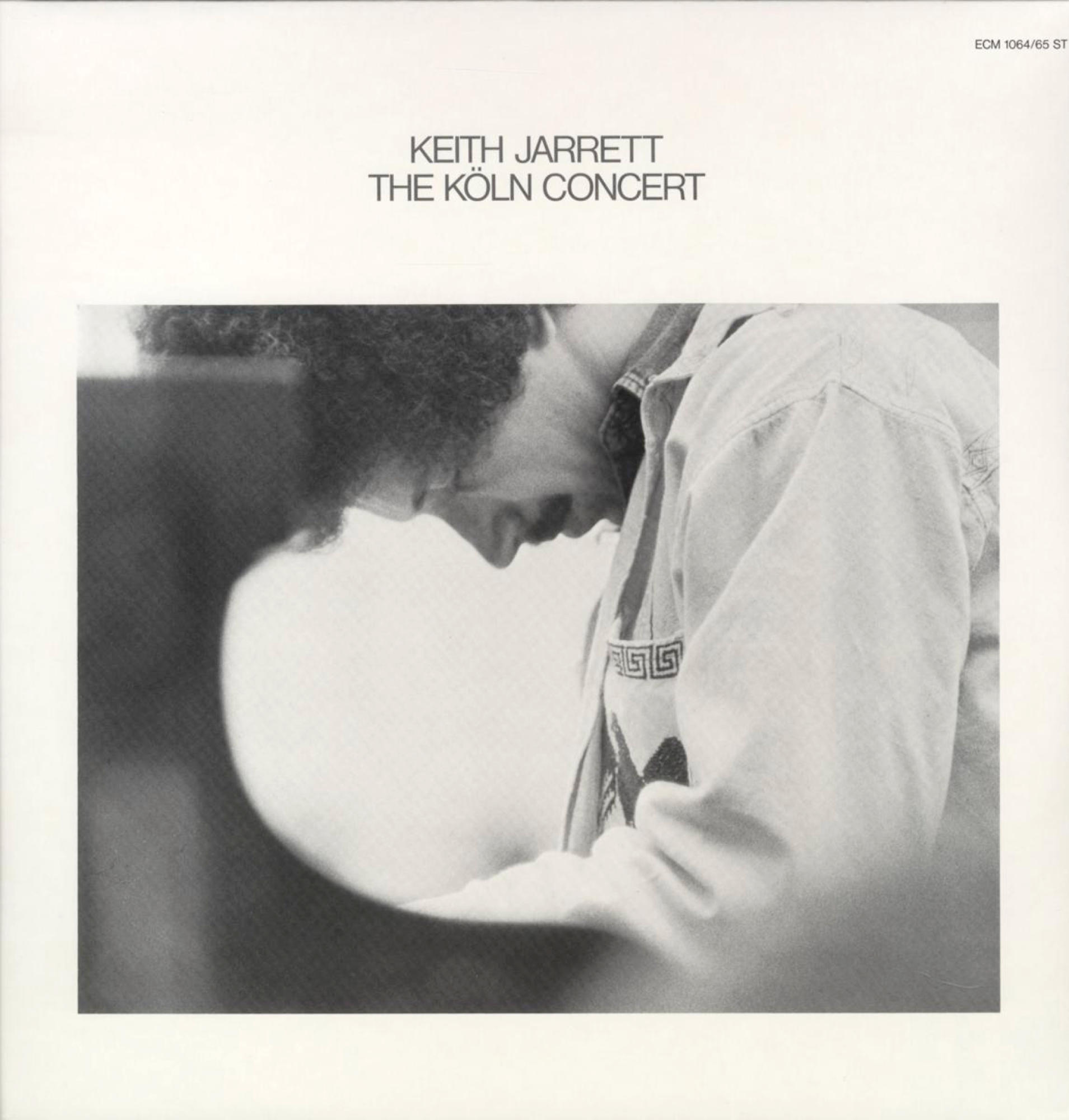 Schwarzweiß-Albumcover von Keith Jarrett, The Köln Concert. Ein Mann am Klavier.