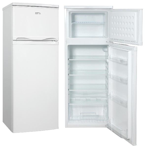 Un refrigerador blanco con la puerta superior abierta, mostrando estantes, y la puerta izquierda cerrada.