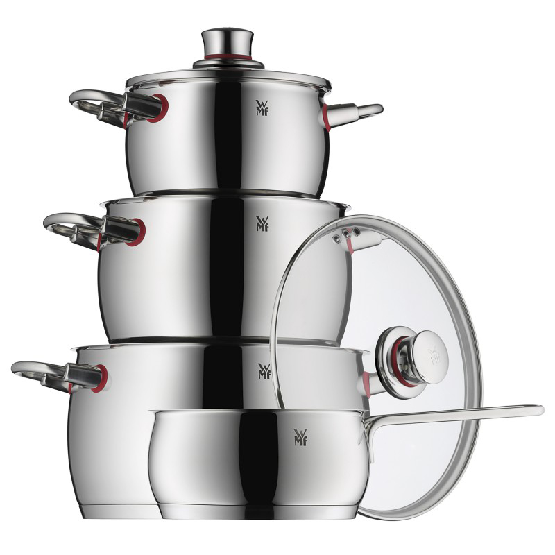 Ensemble de casseroles en acier inoxydable empilées. Accents rouges sur les poignées.