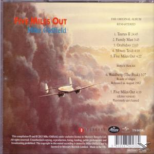 Albumcover mit einem Flugzeug, das durch die Wolken fliegt; Albumtitel ist Five Miles Out.
