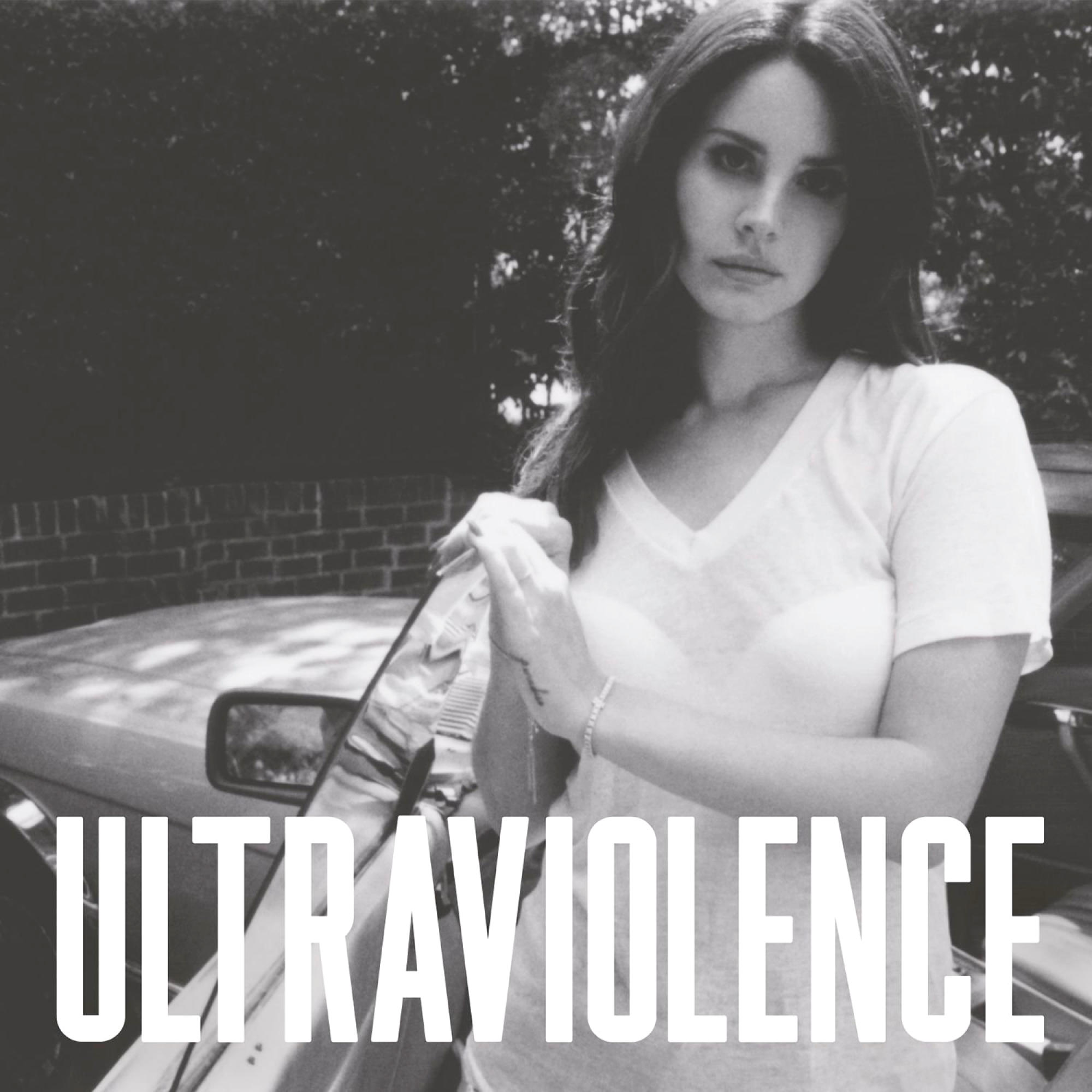 Albumhoes: Vrouw in wit shirt bij een auto, tekst 'ULTRAVIOLENCE' in witte letters.