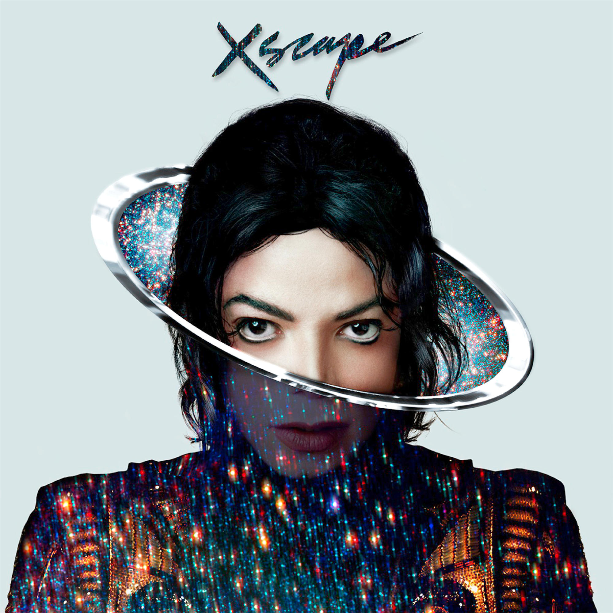 Michael Jackson szemből, a feje körül fém gyűrűvel.