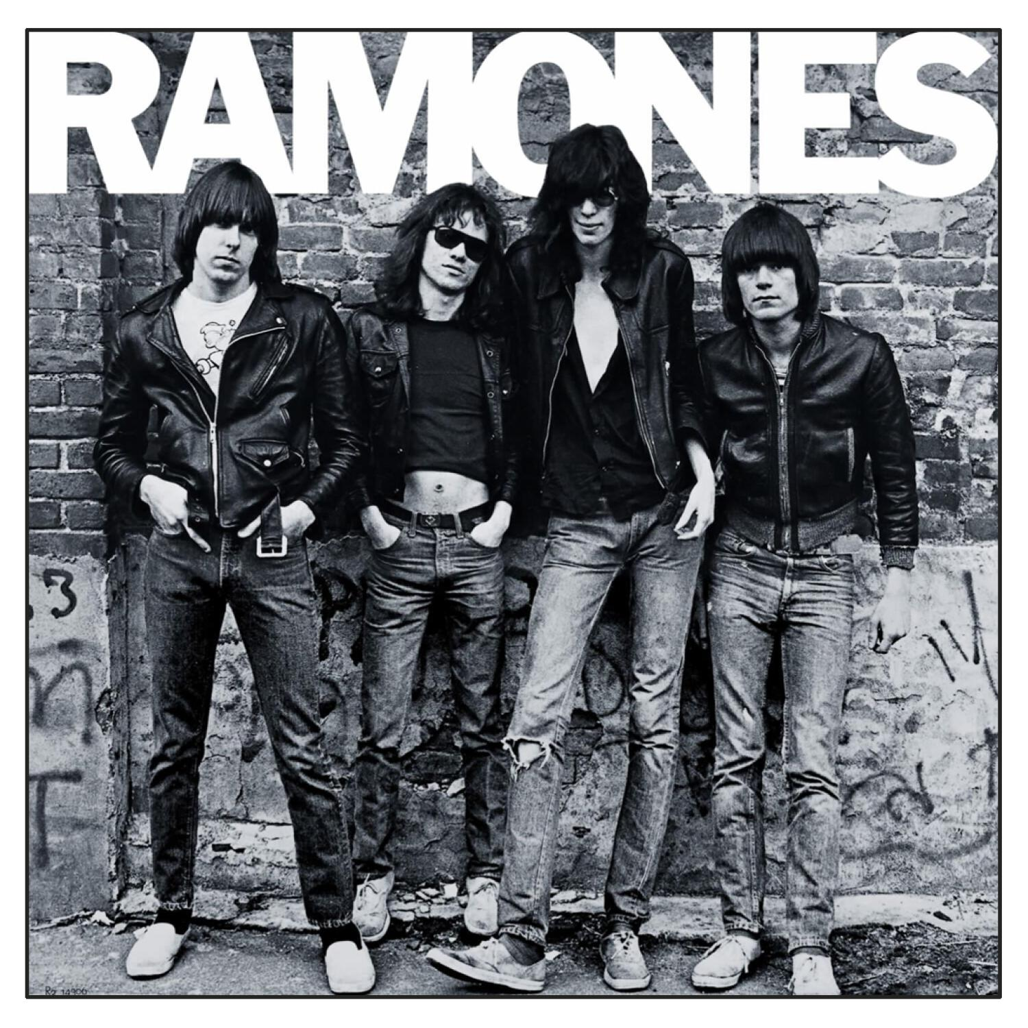 Vier Männer in Lederjacken, Text: RAMONES.
