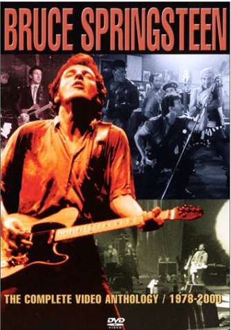 Bruce Springsteen gitárral, és egy tömeg a színpadon.