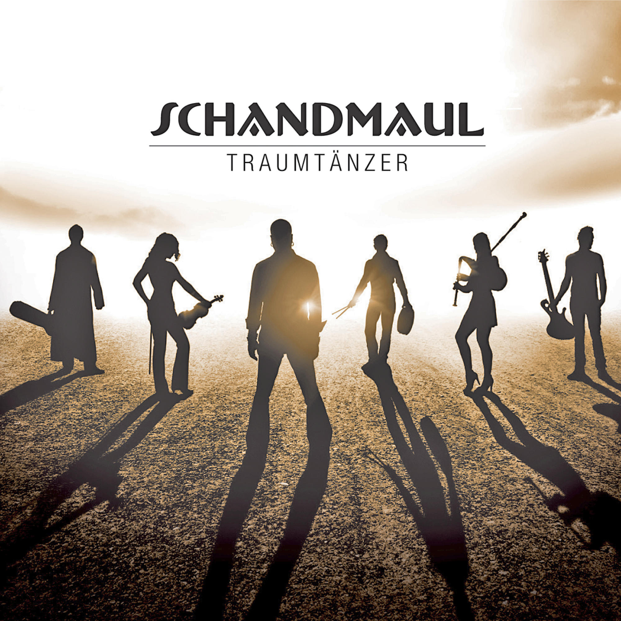 Albumcover von Schandmaul. Silhouetten von Musikern stehen auf hellem Hintergrund.