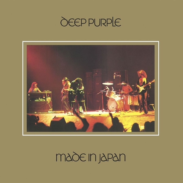 Albumcover von Deep Purple 'Made in Japan'. Band auf der Bühne, Publikum im Hintergrund, dunkle Atmosphäre.