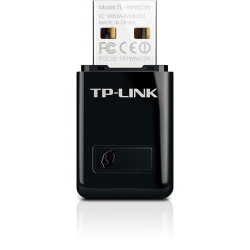 Beyaz metin ve logolu siyah TP-Link USB ağ adaptörü, bağlı.