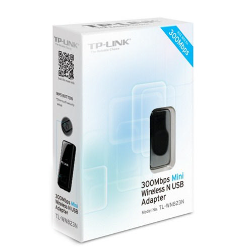 Bir TP-Link adaptörü olan beyaz kutu. Adaptör siyahtır ve kutuda metin ve bir QR kodu bulunur.