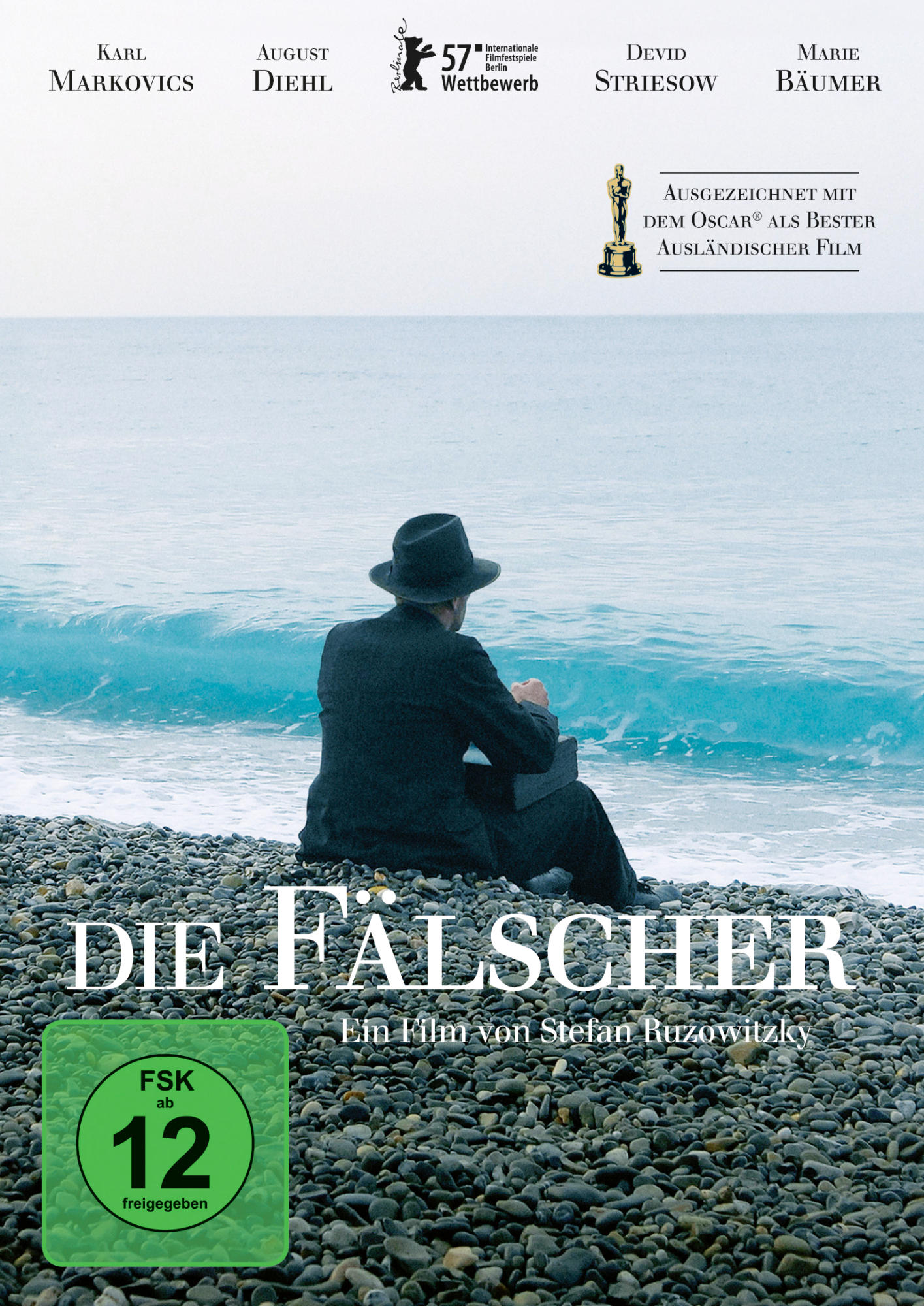Film-DVD-Cover: 'Die Fälscher'. Mann mit Hut sitzt am Strand, Blick aufs Meer.