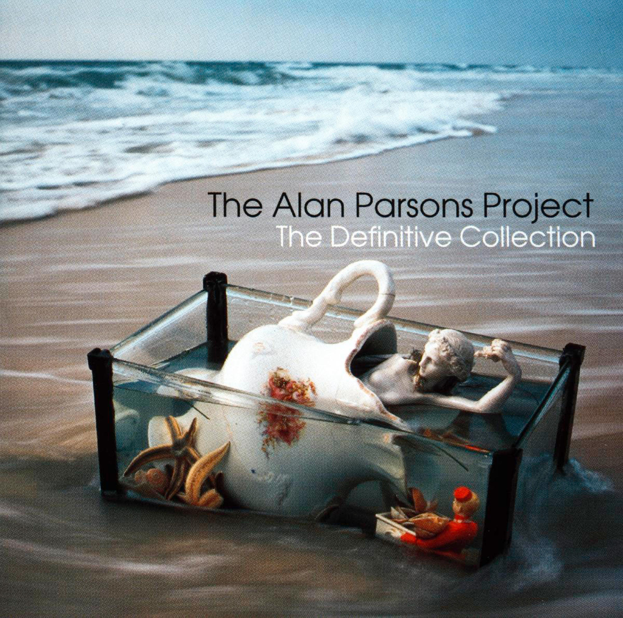 Albumcover. Eine Teetasse im Wasser mit einer Figur darin. Strandszene mit tosenden Wellen.