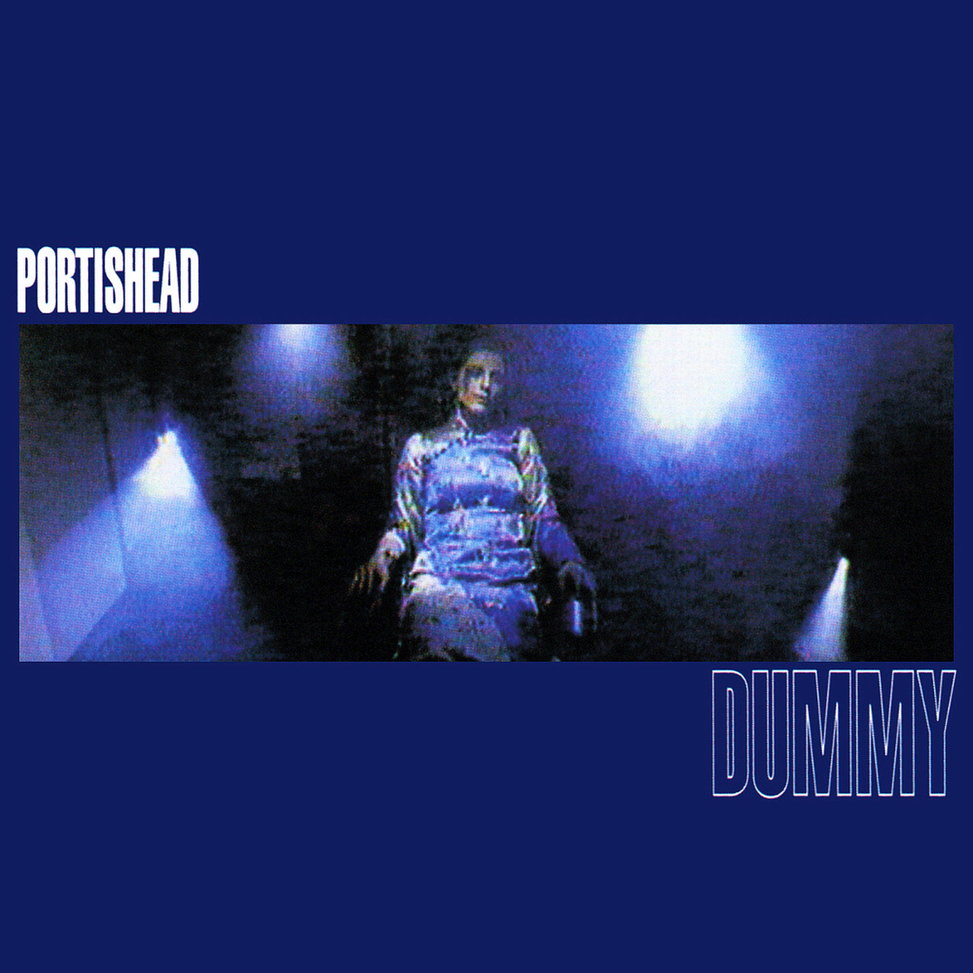 Albumcover mit den Worten PORTISHEAD und DUMMY. Eine Frau sitzt auf einem Stuhl.