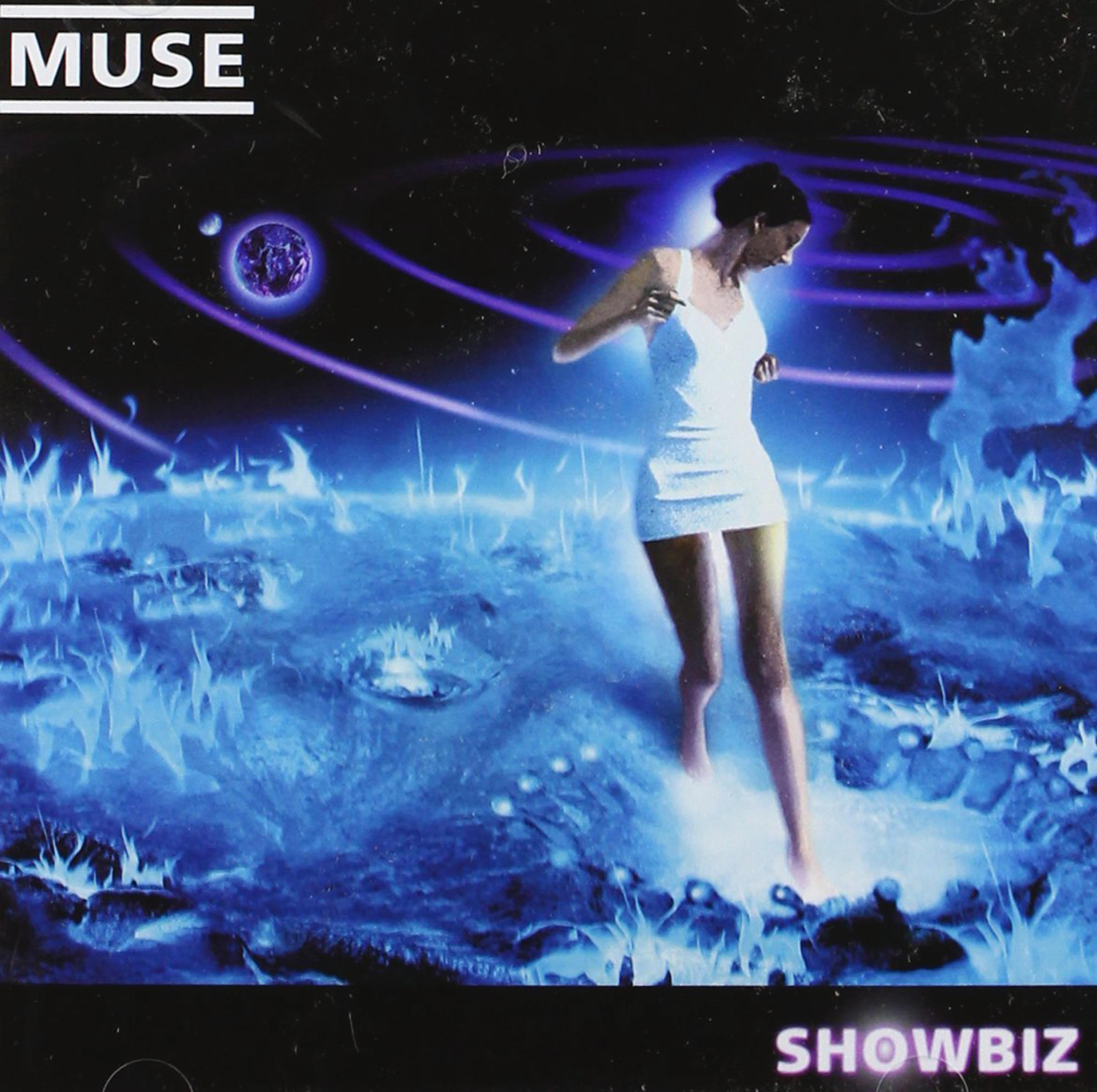 Showbiz-Albumcover. Eine Frau in einem weißen Kleid. Hintergrund: blaue und violette Lichter und ein Planet.