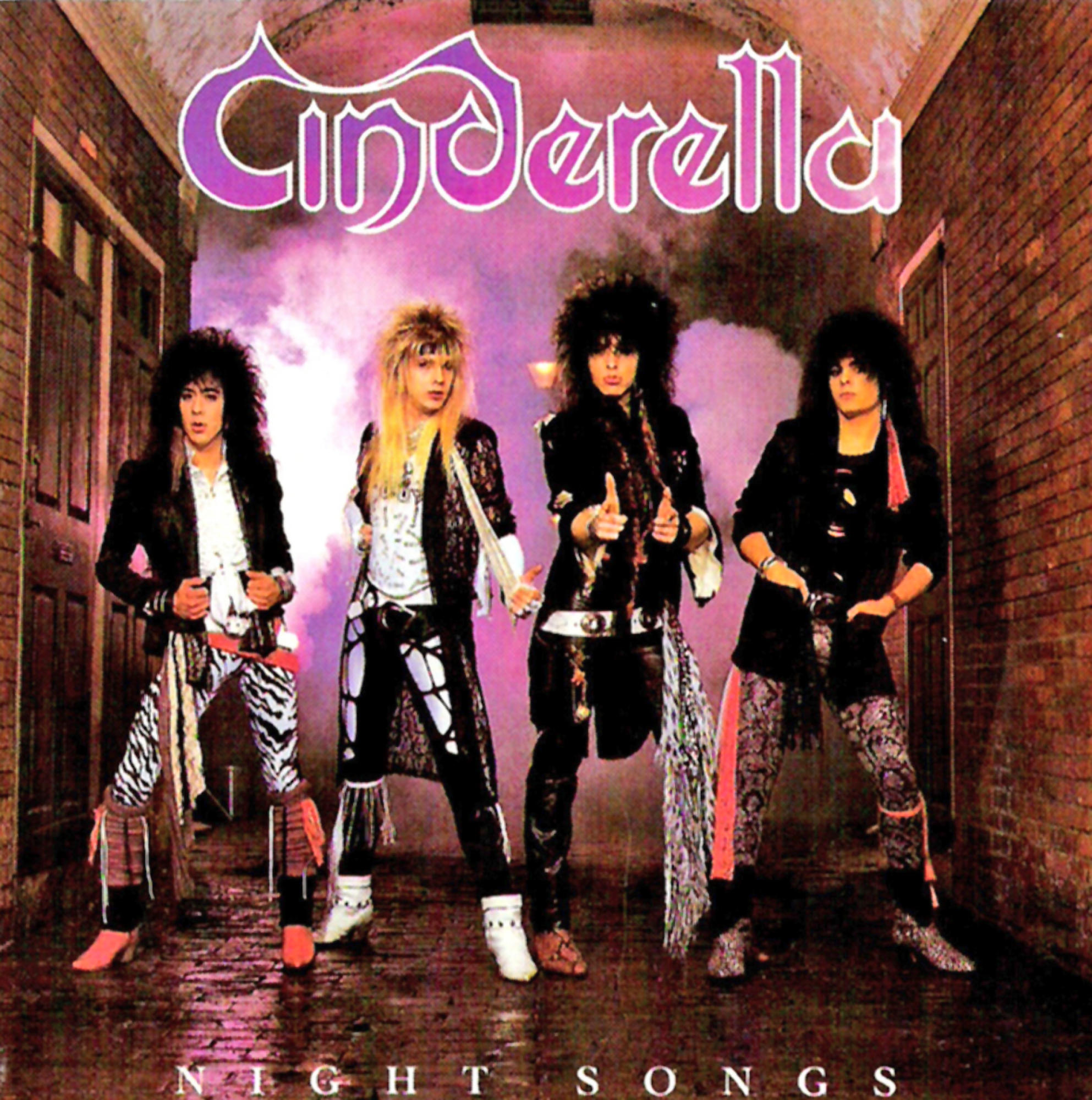 Albumcover mit vier Bandmitgliedern in Rock-Star-Outfits.