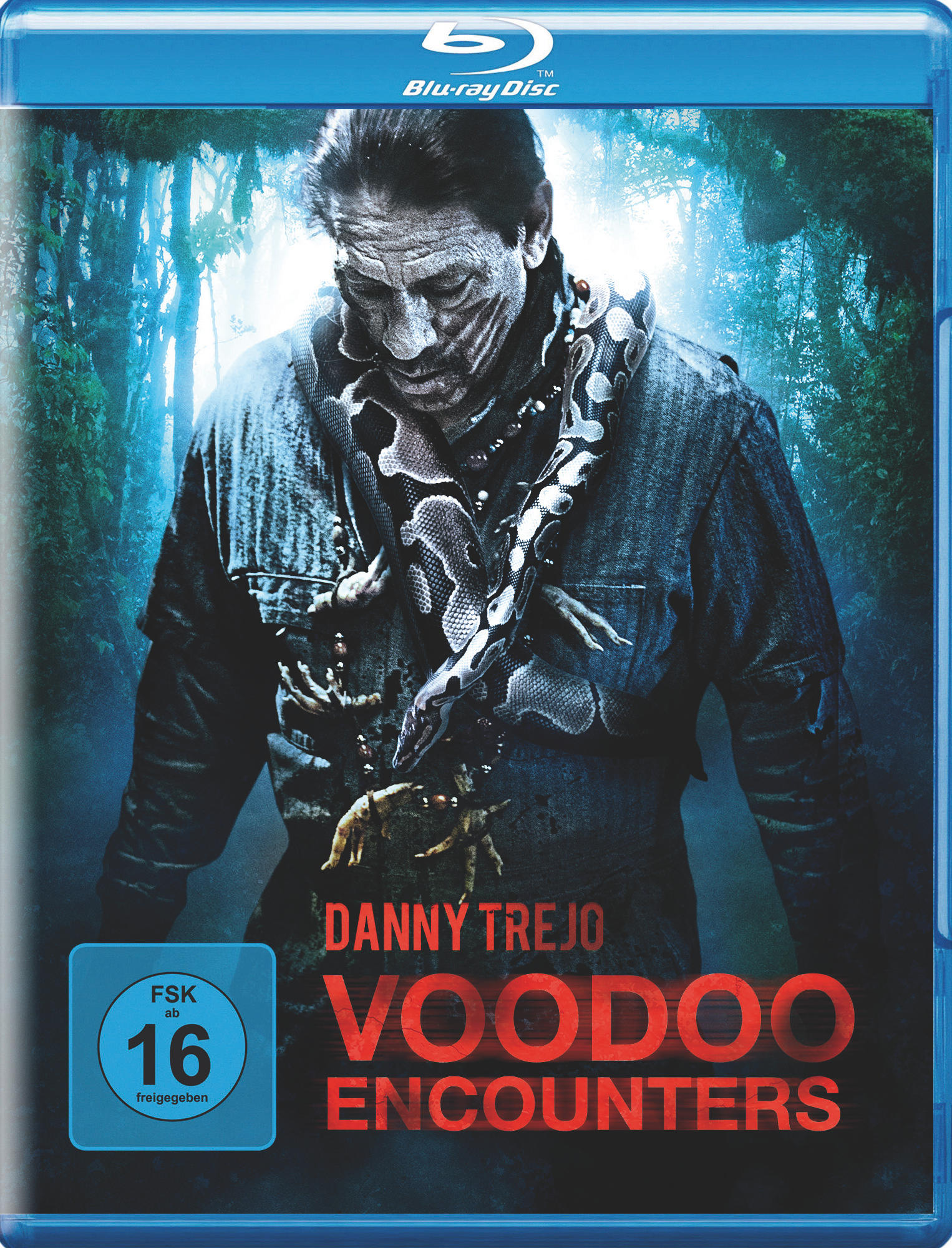Blu-ray-Disc-Cover mit Danny Trejo. Er befindet sich in einer dunklen Waldumgebung mit einer Schlange um den Hals.