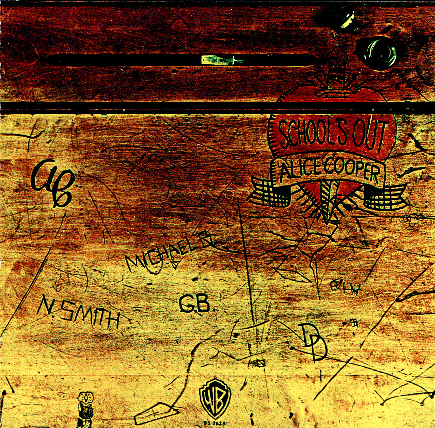 Fa iskolai pad rajzokkal, graffitivel, és a 'Schools Out' és 'Alice Cooper' feliratokkal.