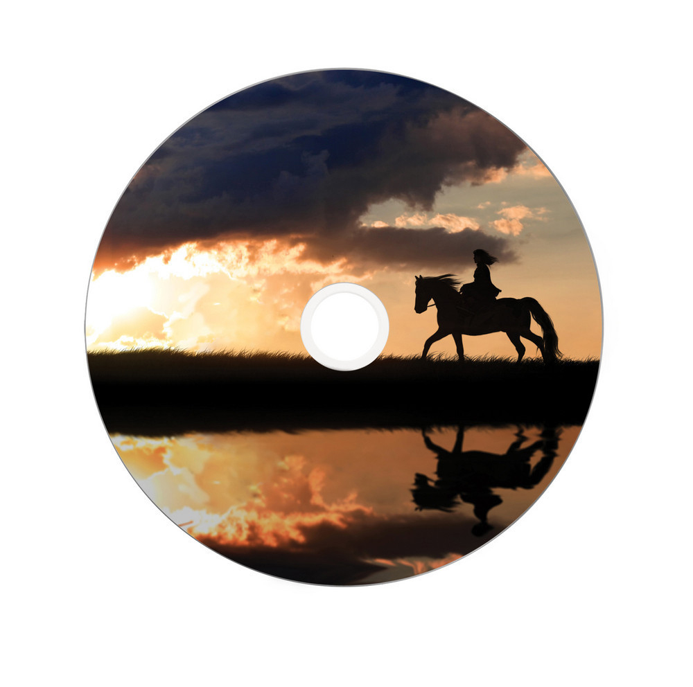 CD mit Silhouette eines Reiters auf einem Pferd vor Sonnenuntergang. Spiegelung im Wasser.