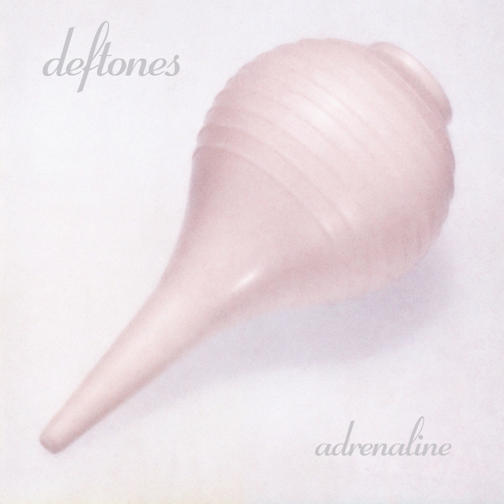Deftones album borítója, rózsaszín, hagymához hasonló objektum keskeny véggel, világos rózsaszín háttéren.
