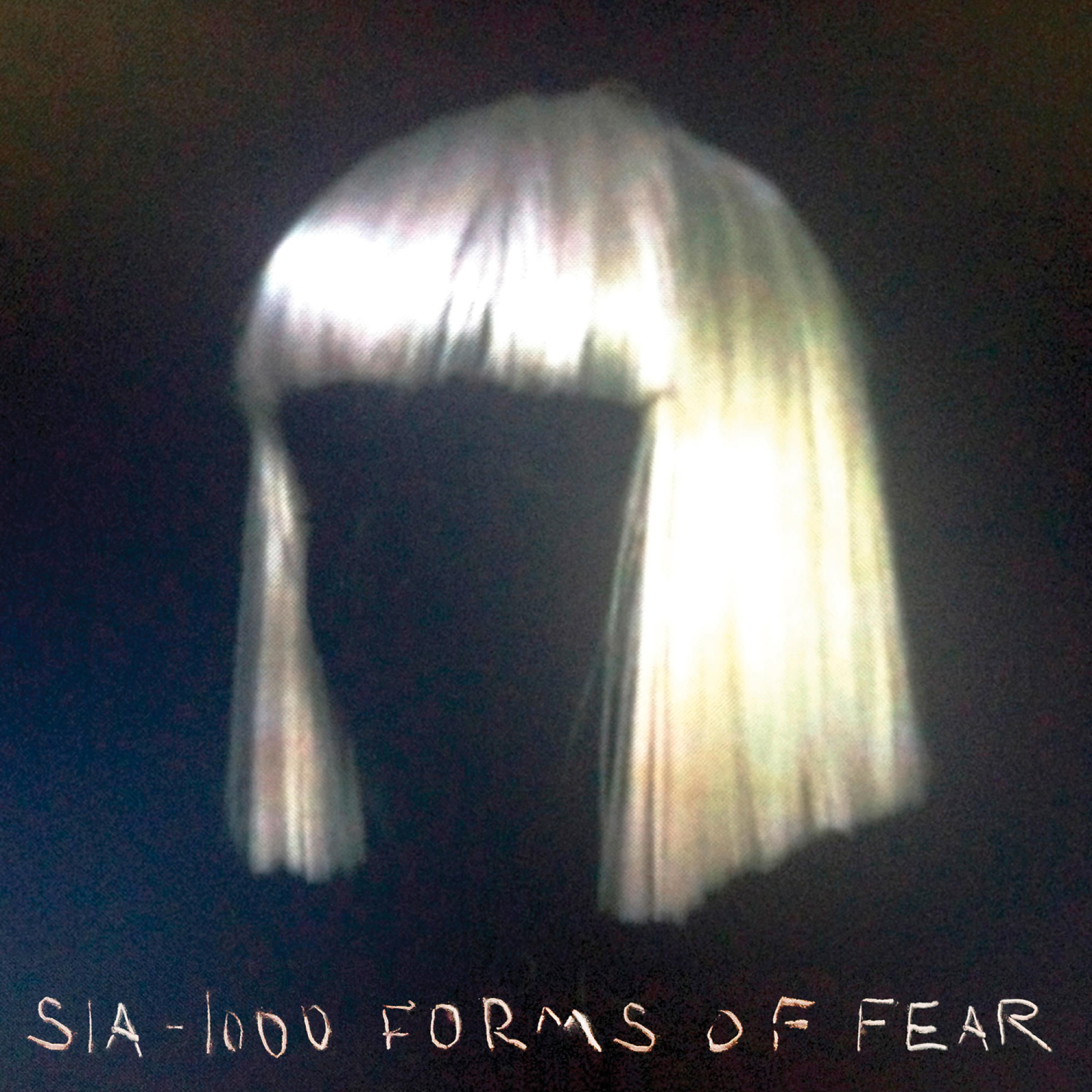 Albumcover, Sia - 1000 Forms of Fear, mit Sias Gesicht, das von einer weißen Perücke verdeckt wird.