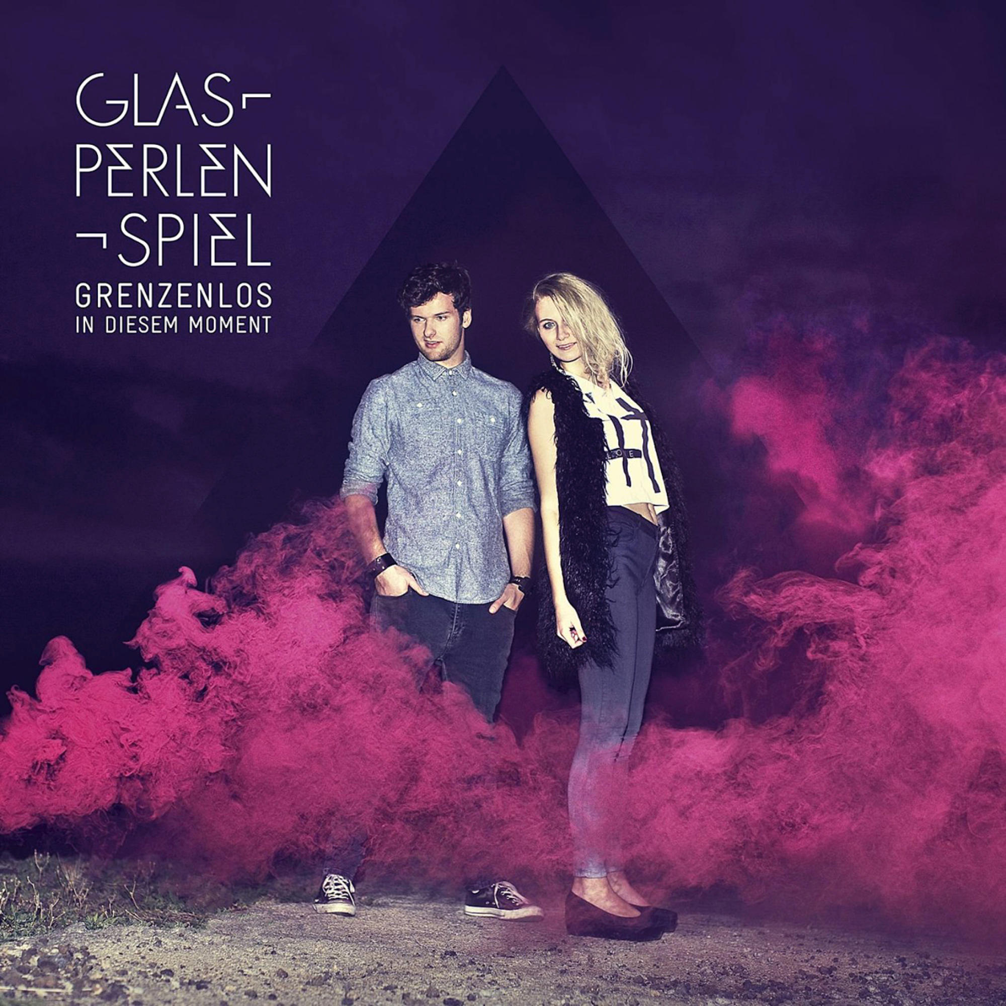 Albumcover mit zwei Personen, die vor rosa Rauch stehen. Der Titel lautet: Glasperlenspiel, Grenzenlos.