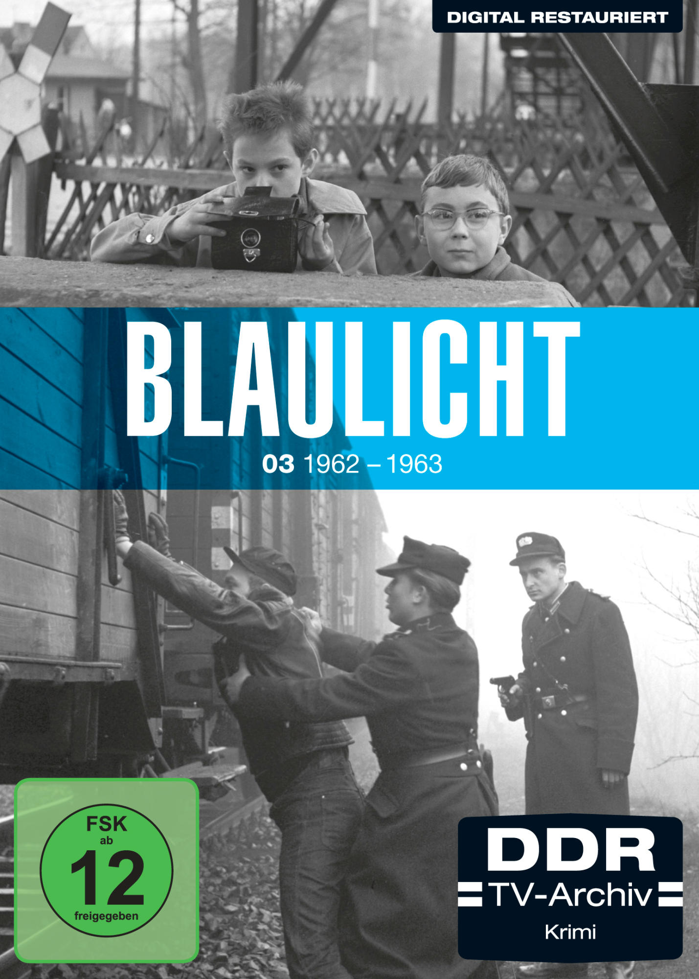 DVD-Cover mit zwei Jungen, die eine Kamera betrachten. Der Filmtitel lautet 'BLAUCHLICHT'.