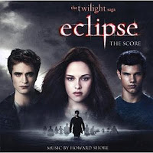 Filmplakát: Twilight Saga Eclipse, három színésszel egy füstös háttér előtt.