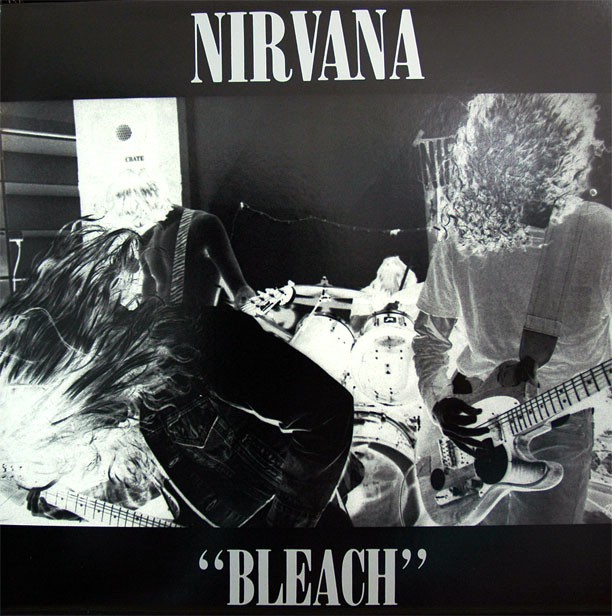 A Nirvana "Bleach" című albumának borítója. A zenekar tagjai hangszereken játszanak fekete-fehér, invertált stílusban.