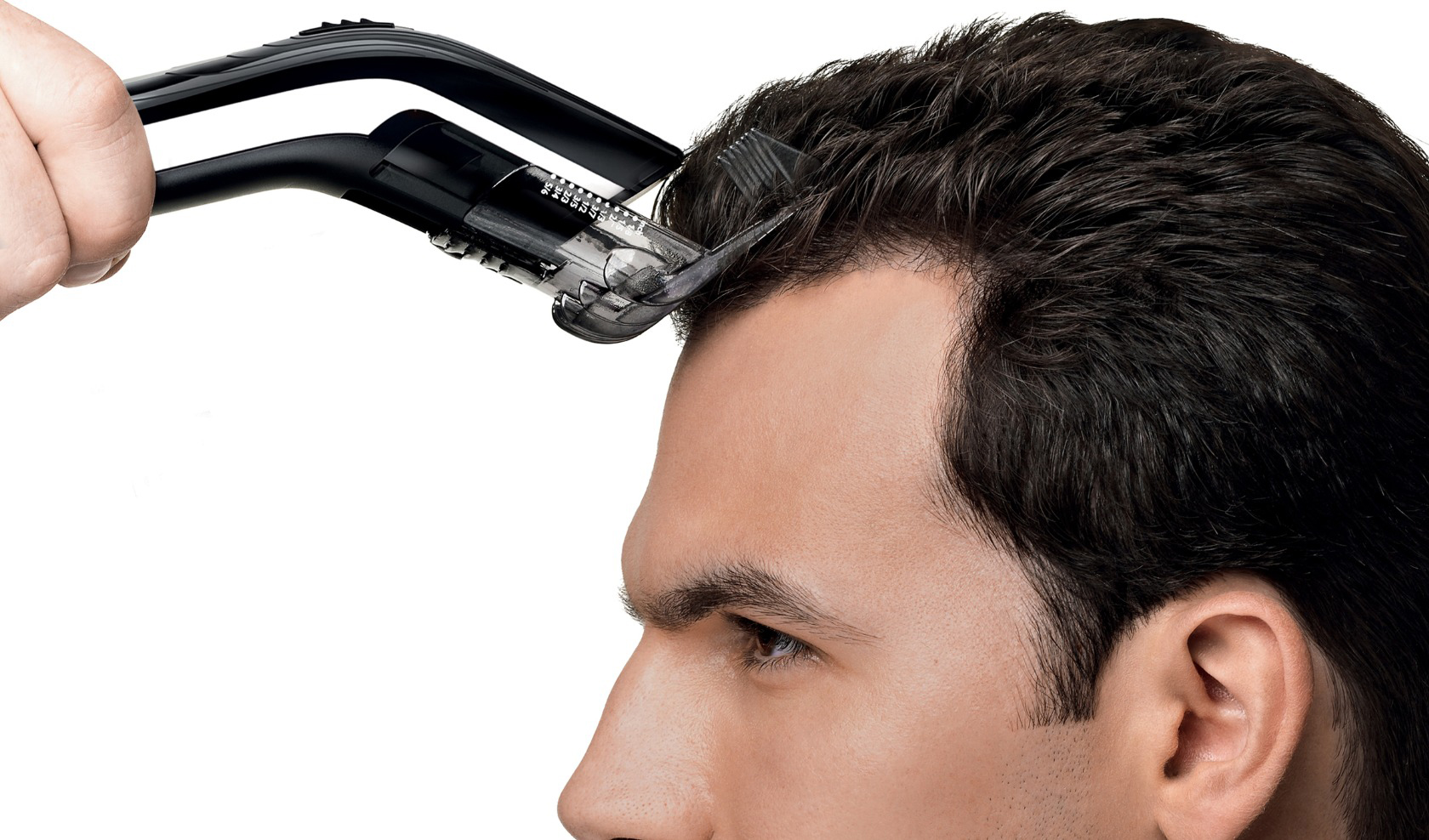 Haarschnitt eines Mannes mit Haarschneider. Nahaufnahme des Kopfes, Seitenansicht.
