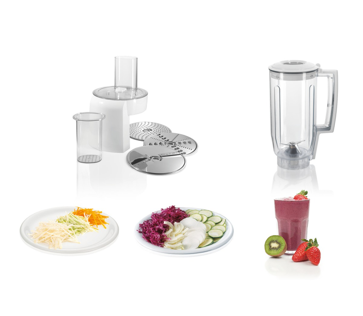 Foodprocessor met messen, gesneden groenten op borden en een smoothie met fruit.