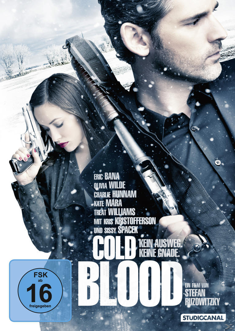 Filmposter von 'Cold Blood'. Ein Mann und eine Frau halten eine Pistole und eine Schrotflinte. Schnee-Effekt-Hintergrund.
