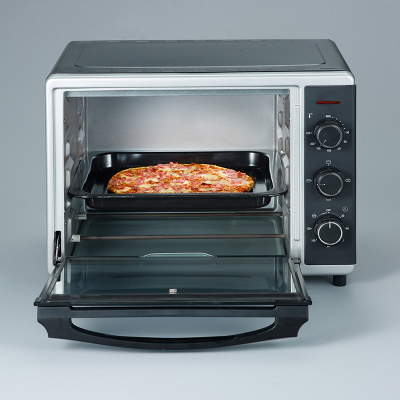 Ofen mit Pizza im Inneren. Tür offen. Drehregler: 100, 200, Max. Bedienelemente rechts.