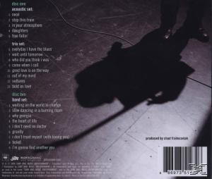 Rückseite eines Albums mit Songtiteln, einer Silhouette einer Person auf der Bühne und einem Barcode unten.