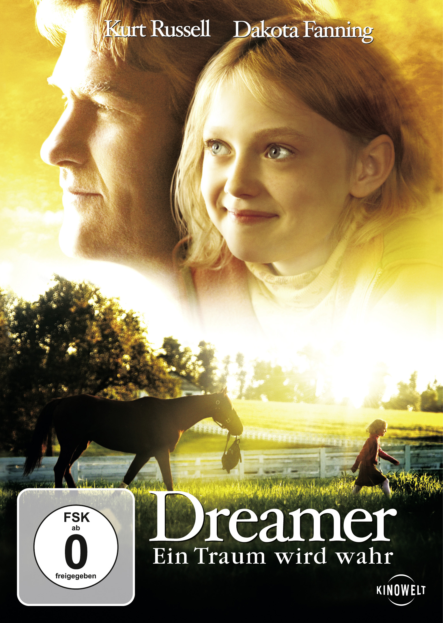 Filmposter. Kurt Russell und Dakota Fanning. Ein Pferd, ein Mädchen rennt und ein Feld.
