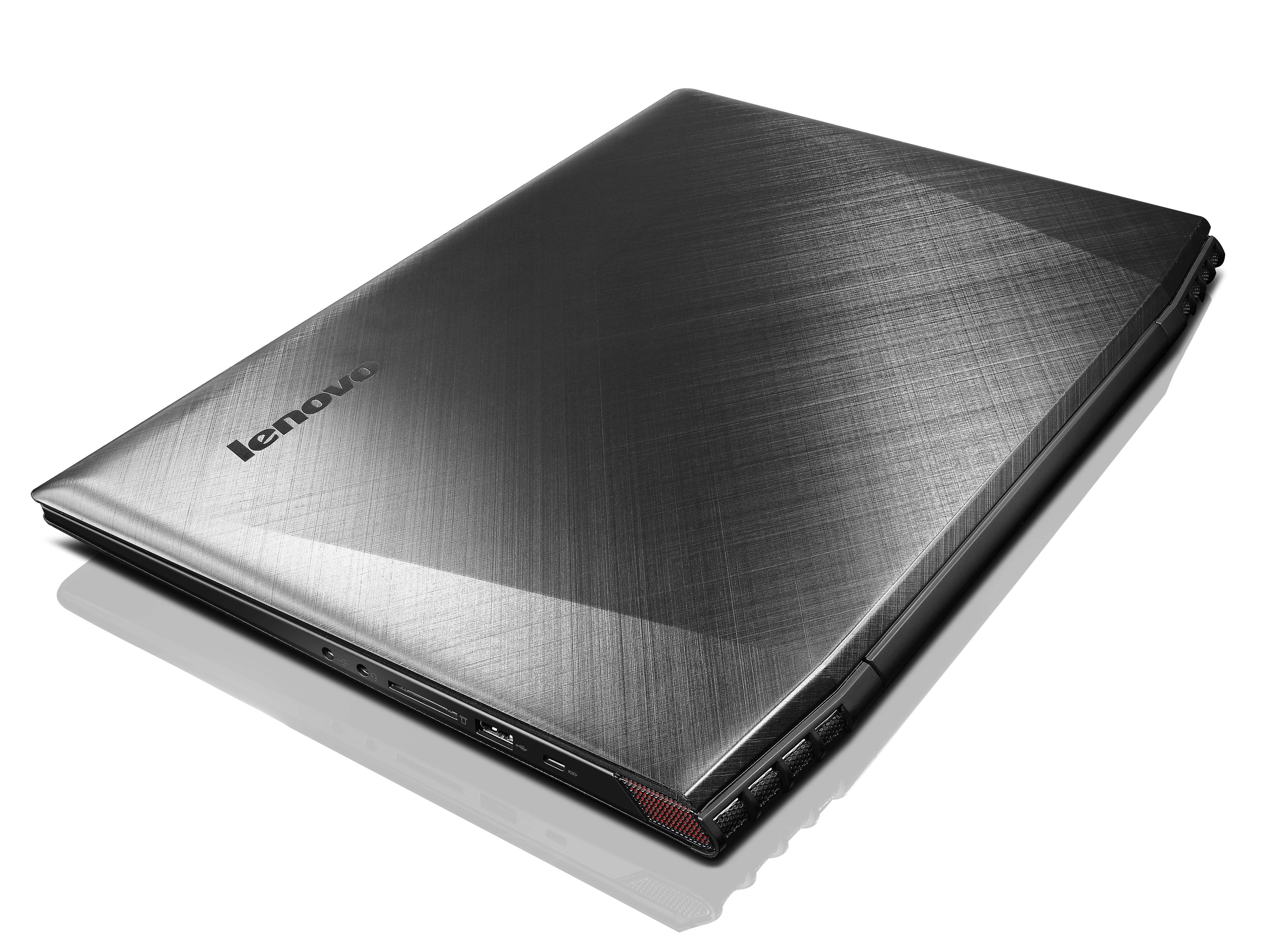 Ein geschlossener Lenovo-Laptop auf einer weißen Oberfläche, der Licht reflektiert.